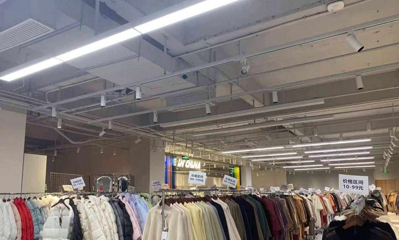 雪梨薇婭跌倒，服裝代理商吃飽：低價瘋搶網紅爆款，轉手日賺近萬元?