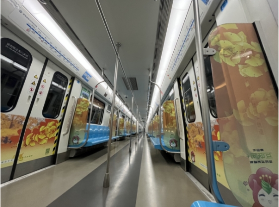坐上三號(hào)線穿越“青島四季”吧 國內(nèi)首輛“互聯(lián)網(wǎng)+全民義務(wù)植樹”地鐵主題列車在青上線 坐上三號(hào)線穿越“青島四季”吧 國內(nèi)首輛“互聯(lián)網(wǎng)+全民義務(wù)植樹”地鐵主題列車在青上線