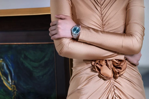 歐米茄的彩盤腕表讓你跳出“黑白灰”