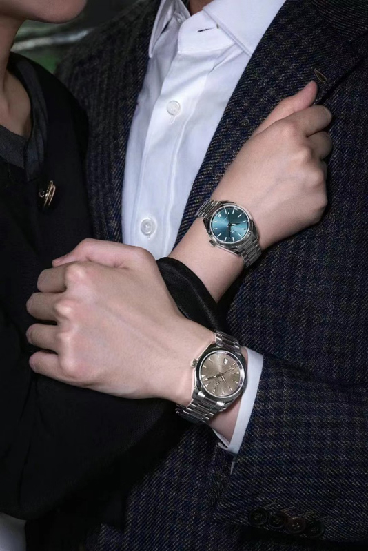 歐米茄的彩盤腕表讓你跳出“黑白灰”